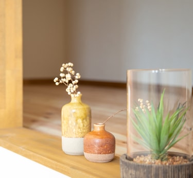 小さな花瓶と観葉植物
